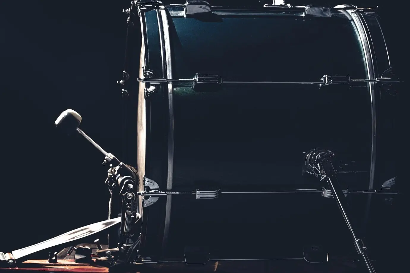 Basstrommel mit Pedal, ein Musikinstrument, vor schwarzem Hintergrund.